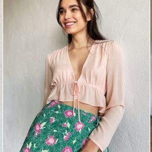 NWOT Aritzia Sunday cropped tie front blouse - soft blush pink - size M